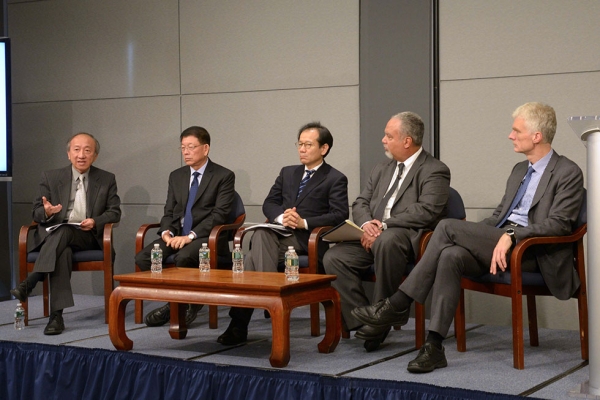 Members of the panel discussion. From left: Hau Kit-Tai, Lee Sing Kong, Suzuki Kan, Tony Jackson (moderator), and Andreas Schleicher. (Elsa Ruiz/Asia Society)