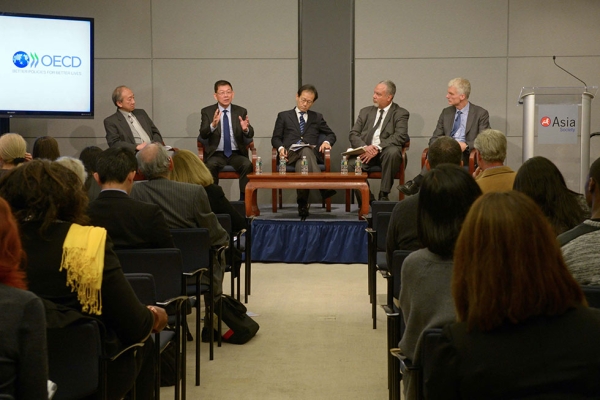 Members of the panel discussion. From left: Hau Kit-Tai, Lee Sing Kong, Suzuki Kan, Tony Jackson (moderator), and Andreas Schleicher. (Elsa Ruiz/Asia Society)