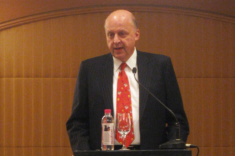 Ambassasor John D. Negroponte speaking in Mumbai on Sept. 9, 2009. (Madeline Gressel, Asia Society India Centre)
