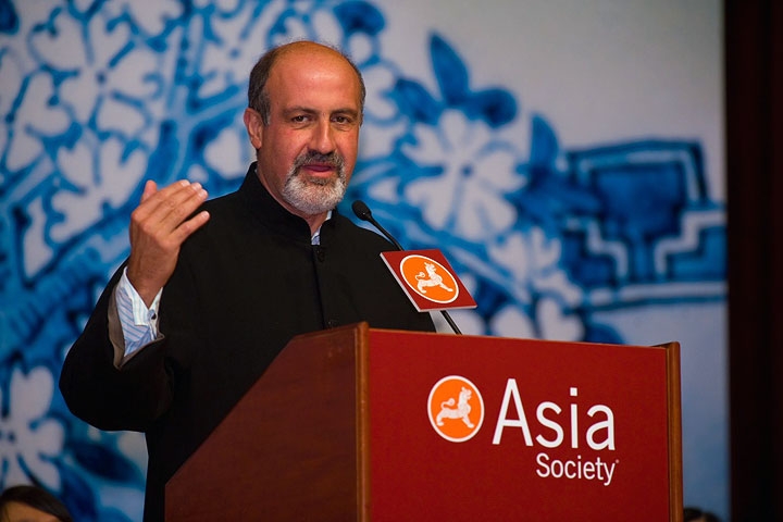 Professor Nassim Nicholas Taleb addresses the Annual Dinner in Hong Kong on Sept. 28, 2009. (Asia Society Hong Kong Center)