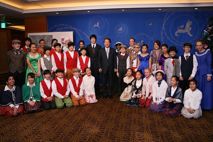 Dr. Chung Un-Chan, Prime Minister of the Republic of Korea, with students from the Seoul Foreign British School on Dec. 8, 2009. (Asia Society Korea Center)