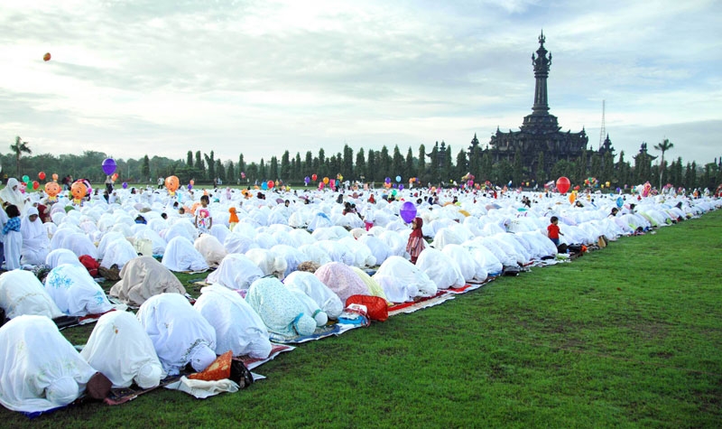 Indonesian female Muslims perform Eid al-Fitr prayers at Bali's Bajra Sandhi monument and park in Denpasar on September 10, 2010 marking the end of holy month of Ramadan. (Sonny Tumbelaka/AFP/Getty Images)