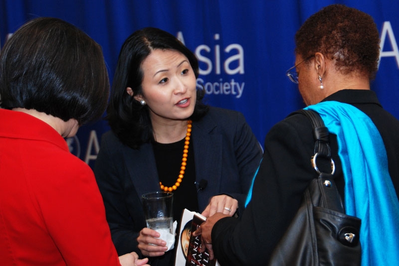 Diversity consultant Jane Hyun (C) chats at the reception prior to her workplace diversity talk hosted by ASTC in Houston on Dec. 2, 2010. (Asia Society Texas Center)   