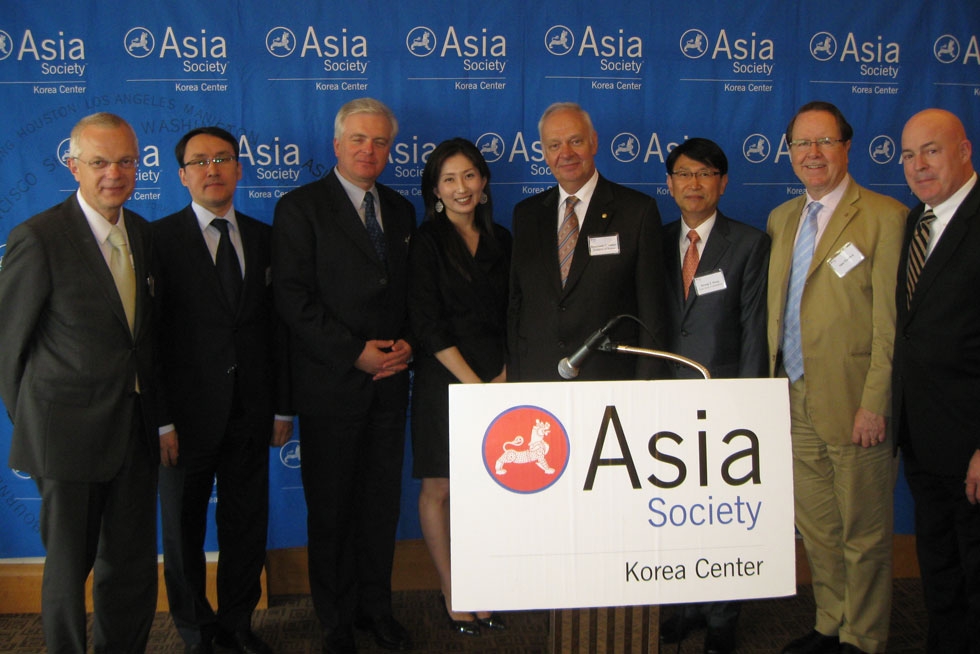 Russian Ambassador, H.E. Konstantin V. Vnukov (fifth from left) at Asia Society Korea Center's monthly luncheon series on May 15, 2012. (Asia Society Korea Center) 