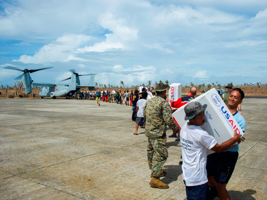 Residents, volunteers and U.S. Marines pass boxes of supplies provided by the U.S. Agency for International Development to a staging area for distribution in response to the aftermath of super Typhoon Haiyan/Yolanda in Guiuan, Eastern Samar, Philippines, on November 21, 2013. (U.S. Navy/Flickr)