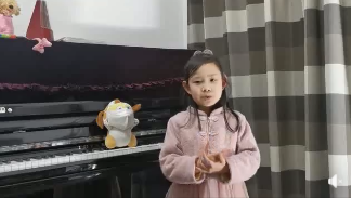 VIPKid student Grace recorded a video for the teacher community reminding them to wash their hands and stay strong, while accompanied by the stuffed VIPKid mascot, Dino, in a mask.