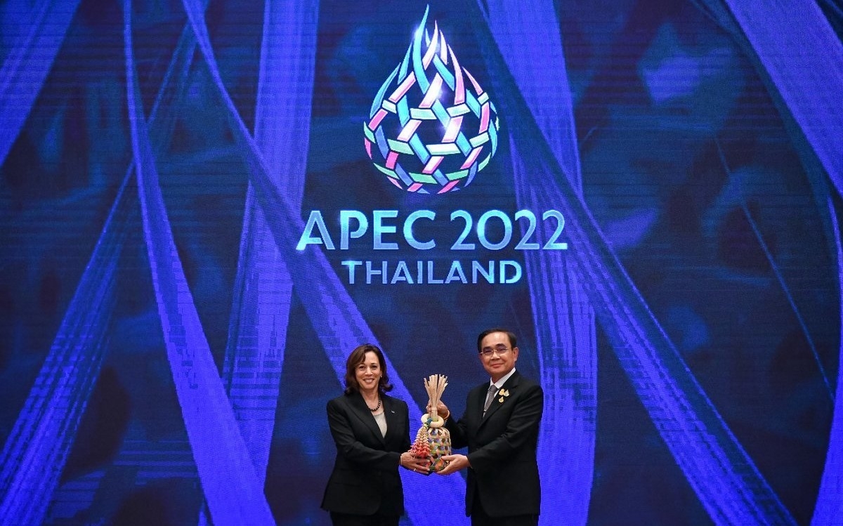 Prime Minister Prayut Chan-o-cha of Thailand and U.S. Vice President Kamala Harris at the APEC Economic Leaders handoff ceremony