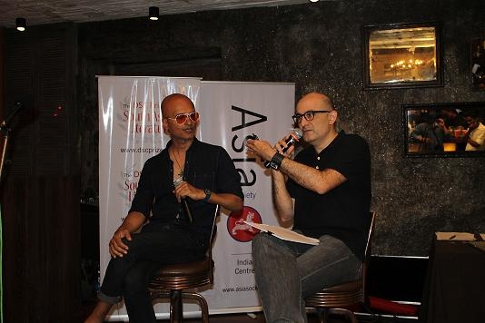 "Narcopolis" author Jeet Thayil (L)  and filmmaker Dev Benegal (R) in Mumbai on August 1, 2013. (Asia Society India Centre)