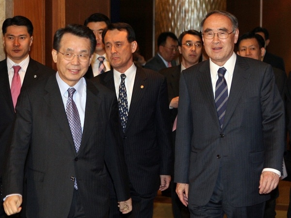 Current and former South Korean Prime Ministers Han Seung-soo (L) and Lee Hong-koo (R) arrive at the Asia Society Korea Center Inaugural Gala in Seoul, April 2, 2008. (Asia Society Korea)