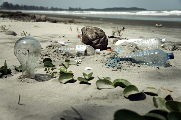 Waste on a beach in Malaysia. (epSos .de/Flickr)