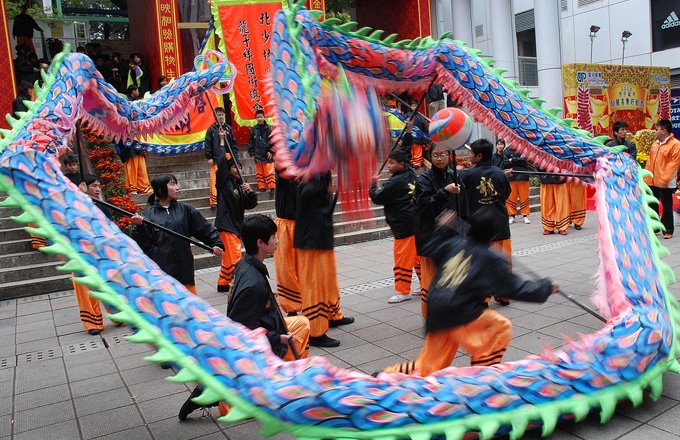 Youngsters celebrate Lunar New Year in Hong Kong with a dragon dance. (-RS-/flickr)