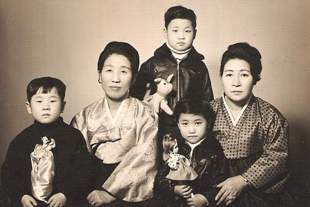 A Korean family portrait. (bloodcurdlingscreams 2.0/flickr)