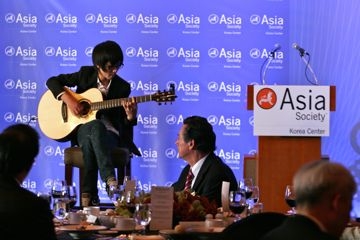Sungha Jung, a young fingerstyle guitarist, wows the crowd of 200 at Asia Society Korea Center's 2nd Anniversary Dinner at Lotte Hotel Seoul on April 29, 2010. (Asia Society Korea Center)