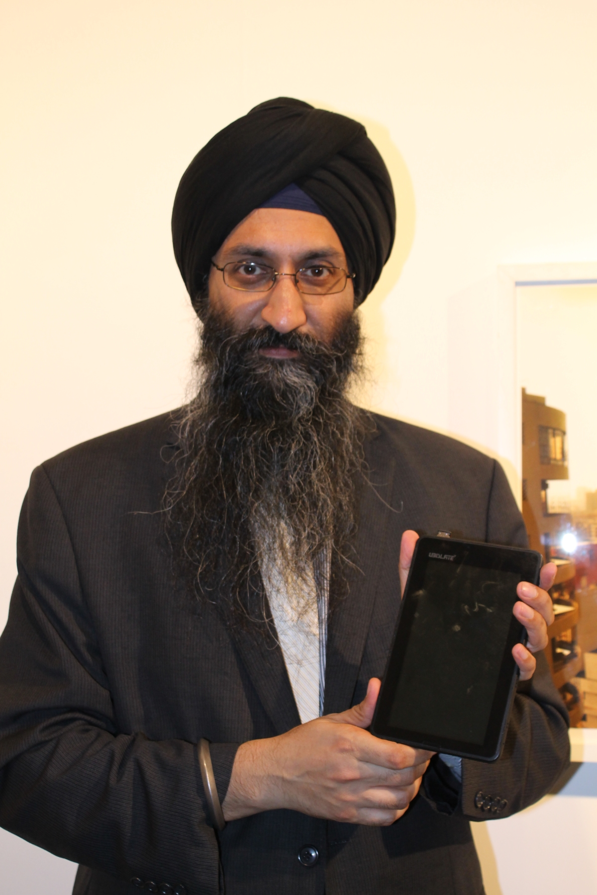 Datawind CEO Suneet Singh Tuli with Aakash, the world's cheapest tablet