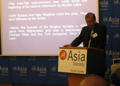 Pakistan’s Ambassador to Korea, H.E. Murad Ali Mukadam, speaking in Seoul on May 25, 2010. (Asia Society Korea Center)