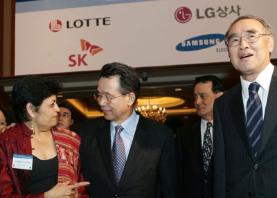L to R: Asia Society President Vishakha Desai with former Korean Prime Ministers Han Seung-soo and Lee Hong-Koo at the ASKC opening on April 2, 2008. (Asia Society Korea Center)