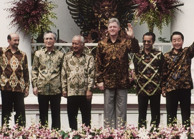 BOGAR, INDONESIA:  APEC leaders in traditional Batik tunics for the official photo during the 6th APEC summit in Bogar, Indonesia. November 25, 1994. (Toru Ymanaka/AFP/Getty Images