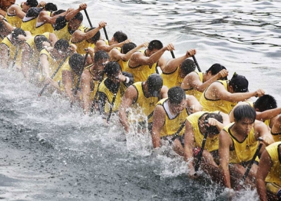 Competitors paddle vigorously at the Aberdeen Dragon Boat Races on June 12, 2013 in Hong Kong. (Jessica Hromas/Getty Images)