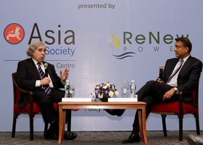United States Secretary of Energy Dr. Ernest Moniz (L) and Sumant Sinha, Founder, Chairman, and CEO of ReNew Power Ventures Pvt. Ltd. (R) in Mumbai on March 13, 2014. (Asia Society India Centre)