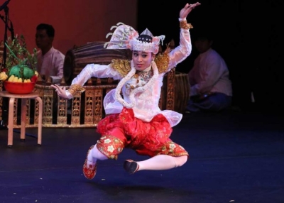 Members of Myanmar's Shwe Man Thabin company perform at Asia Society New York on April 11, 2015. (Ellen Wallop/Asia Society)