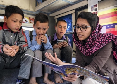 Freshta Karim reading to children 
