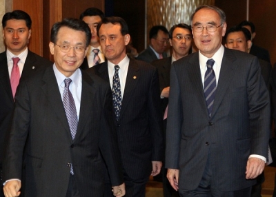Current and former South Korean Prime Ministers Han Seung-soo (L) and Lee Hong-koo (R) arrive at the Asia Society Korea Center Inaugural Gala in Seoul, April 2, 2008. (Asia Society Korea)