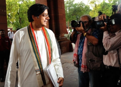 Then-Indian Junior Foreign Minister Shashi Tharoor (L) arrives at Parliament in New Delhi on June 1, 2009. (Prakash Singh/AFP/Getty Images)