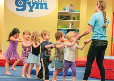 Gym coach guiding children in a line. Eric Peacock/Flickr