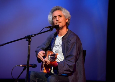 Mohsen Namjoo performs a sold-out concert. (Elsa Ruiz/Asia Society)