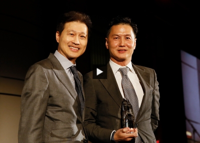 Goodwin Gaw (right) and Dominic Ng, chairman, CEO and President of East West Bank, who presented the Urban Visionary Award.