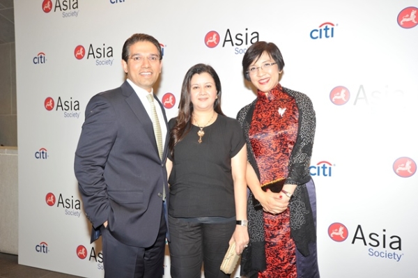 (L to R) Ali Naqvi, Amna Tirmizi Naqvi, Helen Chen at Asia Society’s second annual Art Gala on May 12, 2014. (Asia Society Hong Kong Center)