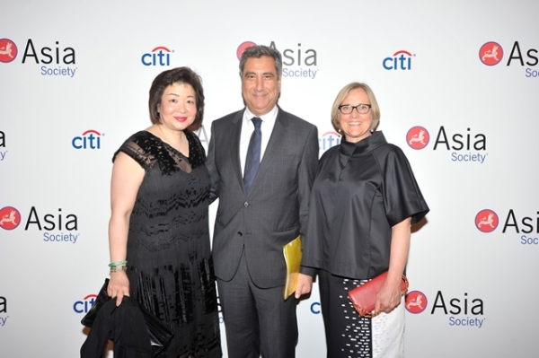 (L to R) Donna Leong, Basaam Salem, Suzanne Gyorgy of Citi at Asia Society’s second annual Art Gala on May 12, 2014. (Asia Society Hong Kong Center)