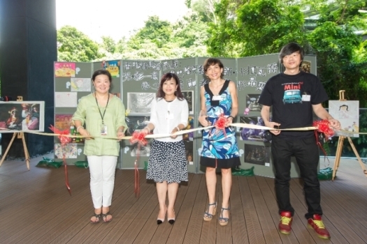 (L to R) S. Alice Mong, Executive Director of Asia Society Hong Kong Center; Rhoda Chan, Head of Charities Projects, The Hong Kong Jockey Club; Sarah Negro, Deputy Consul-General of Italy and artist So Hing-keung launched exhibition of winning entires on August 24, 2014 (Asia Society Hong Kong Center)