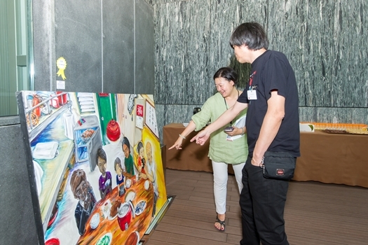 (L to R) S. Alice Mong, Executive Director of Asia Society Hong Kong Center and artist So Hing-keung on August 24, 2014 (Asia Society Hong Kong Center)