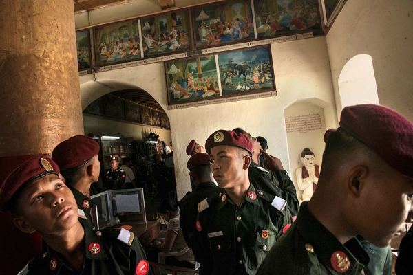 Student officers from Monywa Military Academy on a tour in Bagan. (Gilles Sabrié)