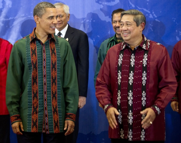 U.S. President Barack Obama (L) and Indonesian President Susilo Bambang Yudhoyono (C) wearing Indonesian traditional clothes attend the gala dinner during the East Asia Summit in Indonesia's resort island of Bali on Nov. 18, 2011. (Jim Watson/AFP/Getty Images)