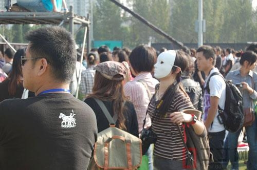 Keeping the sun away with masks at the Shanghai Jazz Festival. (ddmap)