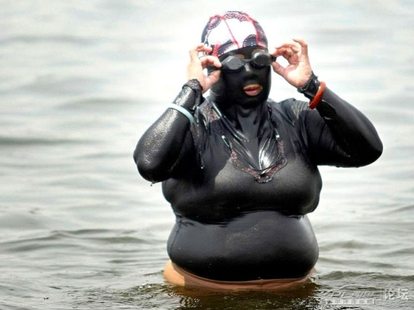 A woman in a full-body wet suit, for complete protection from the sun, in Chaoyang, China on July 5, 2012. (PCAuto)
