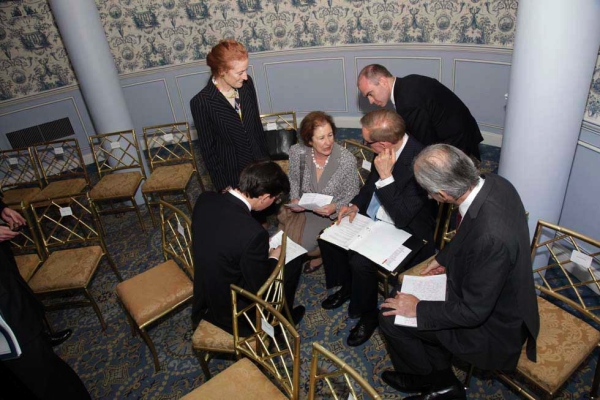 Last-minute questions and remarks re-write with the Foreign Minister Bob Carr. (Brian Stanton)