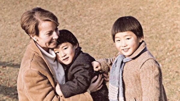 Nicolas and Antoine Hazard, Korean brothers adopted together, with their adoptive mother in France in 1983.