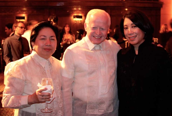 L to R: Maria Victoria J. Cuisia, Jose L. Cuisia, Philippines Ambassador to the United States, and Asia Society Trustee Doris Ho. (Bill Swersey)