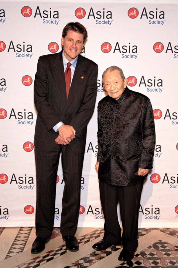 Asia Society Executive Vice President Tom Nagorski (L) with honoree Washington SyCip, founder of SGV & Co, who received a Lifetime Achievement Award. (Bennet Cobliner)