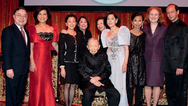 Washington SyCip (C) flanked by friends and other Asia Society VIPs. (Bennet Cobliner)