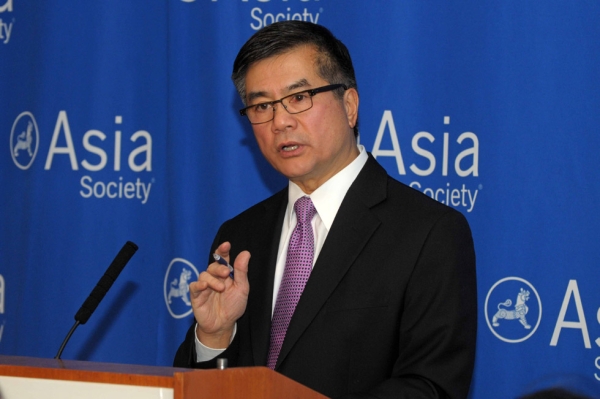 Locke speaks to Asia Society members at a  post-event reception. (Elsa Ruiz/Asia Society)