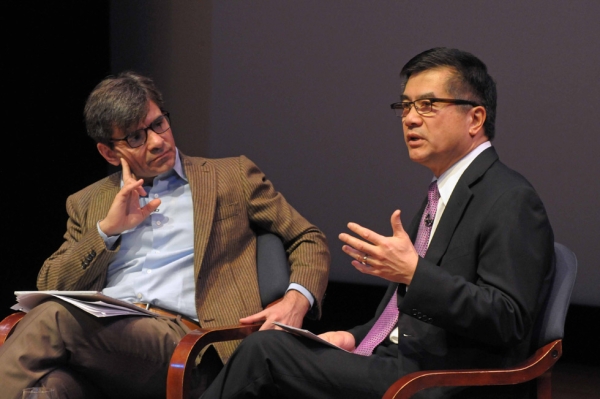 Locke in discussion with ABC News chief political correspondent George Stephanopoulos. (Elsa Ruiz/Asia Society)