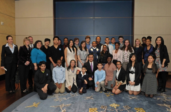 Locke poses for a photograph with a group of students from the ISSN and Confucius Classroom. (Elsa Ruiz/Asia Society)