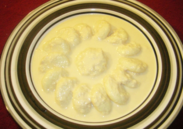 Rossomalai, clotted cream and sweet curd. (banglafoodblogger/Flickr)