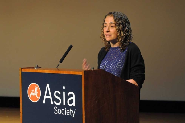 Elizabeth Rosenthal of the New York Times, winner of the inaugural Oz Prize in 2003, offered introductory remarks at the ceremony. (Elsa Ruiz/Asia Society)