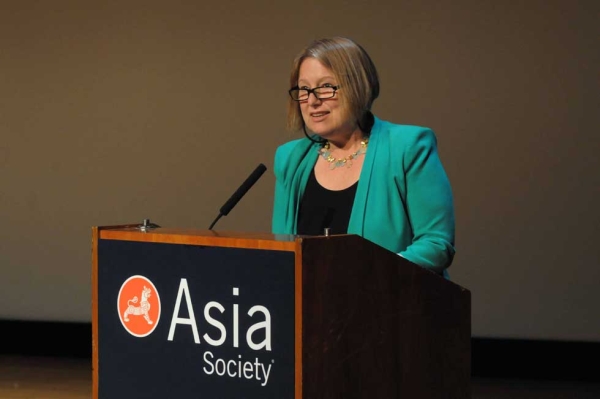 Bloomberg News Executive Editor Amanda Bennett accepted the 2013 Osborn Elliott Prize for the Bloomberg News series "Revolution to Riches." (Elsa Ruiz/Asia Society)