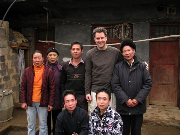 Dan Washburn and members of Zhou Xunshu's family. (Courtesy of Dan Washburn)
